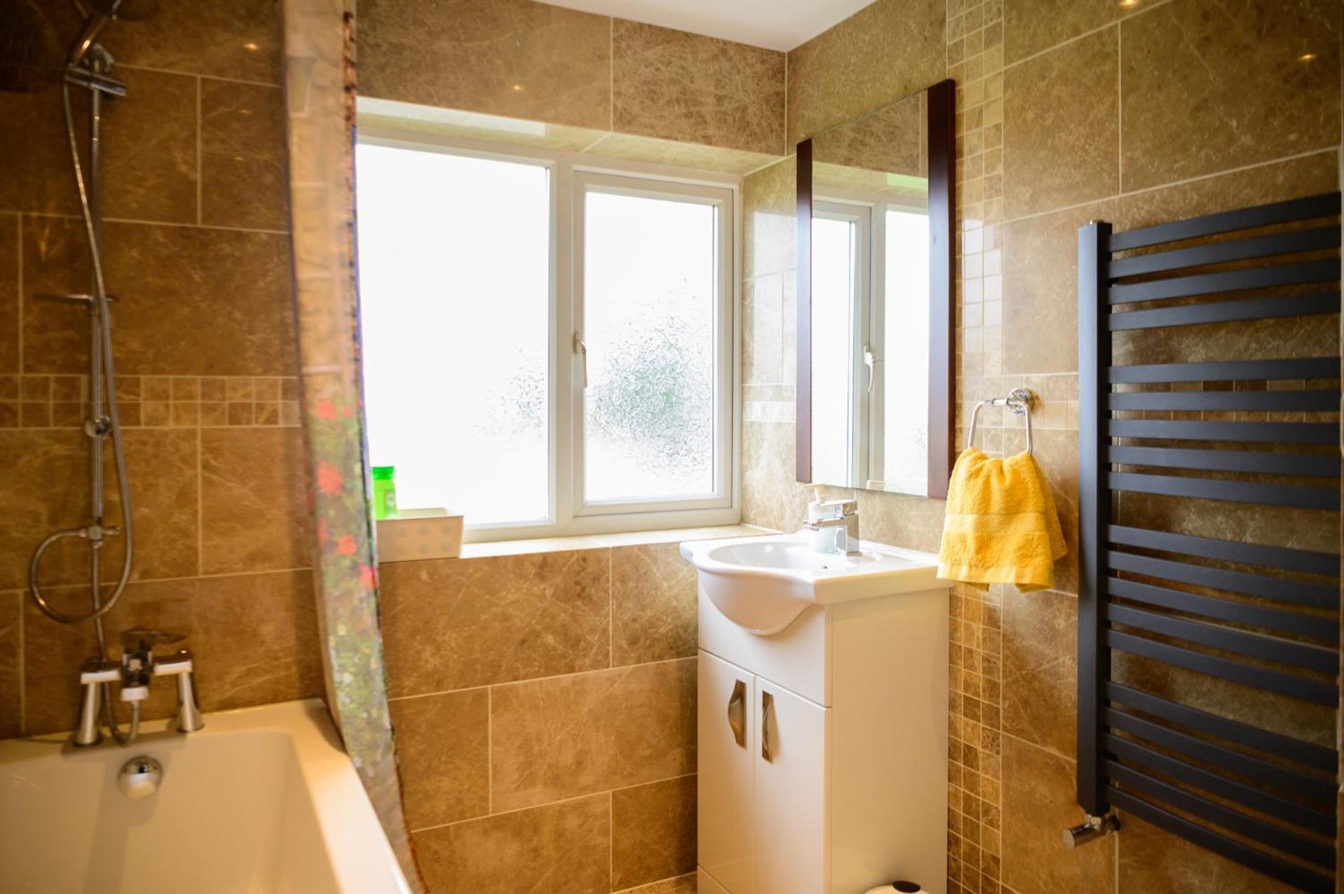 Modern Strelley Escape - Peaceful & Convenient, 2x Free Off-street Parking, Wifi -500mb, 2 Bathrooms, Contractor & Family Friendly, Ng8 *