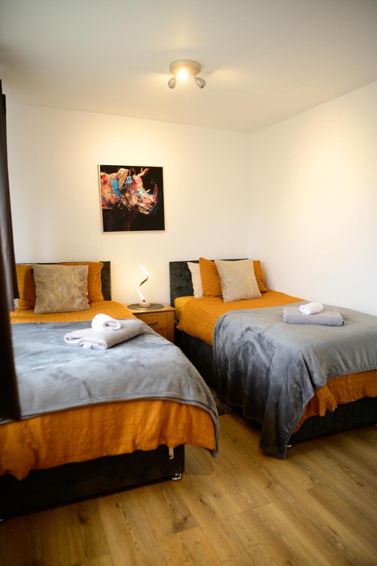 Modern Strelley Escape - Peaceful & Convenient, 2x Free Off-street Parking, Wifi -500mb, 2 Bathrooms, Contractor & Family Friendly, Ng8 *